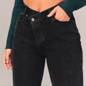 ABERCROMBIE AND FITCH CURVE LOVE THE ASYMMETRIC DAD HIGH RISE JEAN