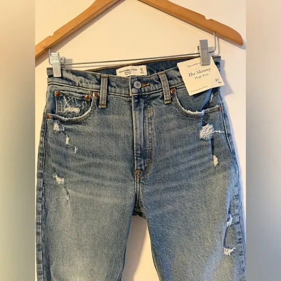 Abercrombie and Fitch The Skinny High Rise Distressed Denim Jeans Size 27/4s NWT