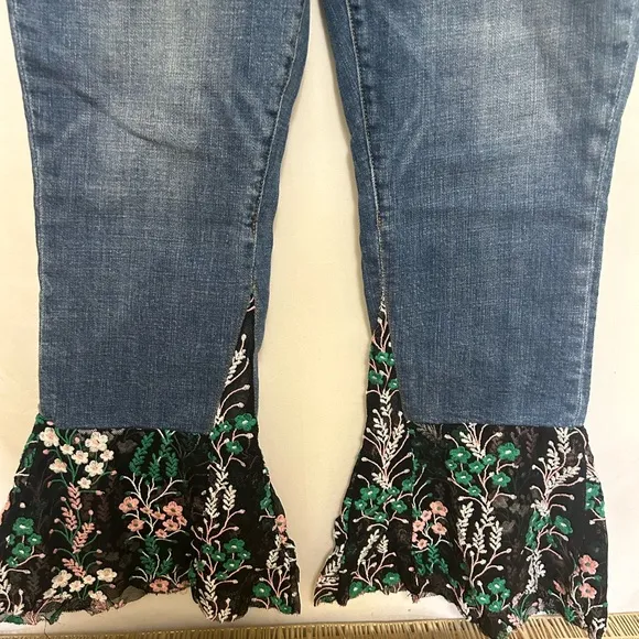 Anthropologie Pilcro and the Letterpress Flare Flounce Floral Hem Jeans Size 30‎