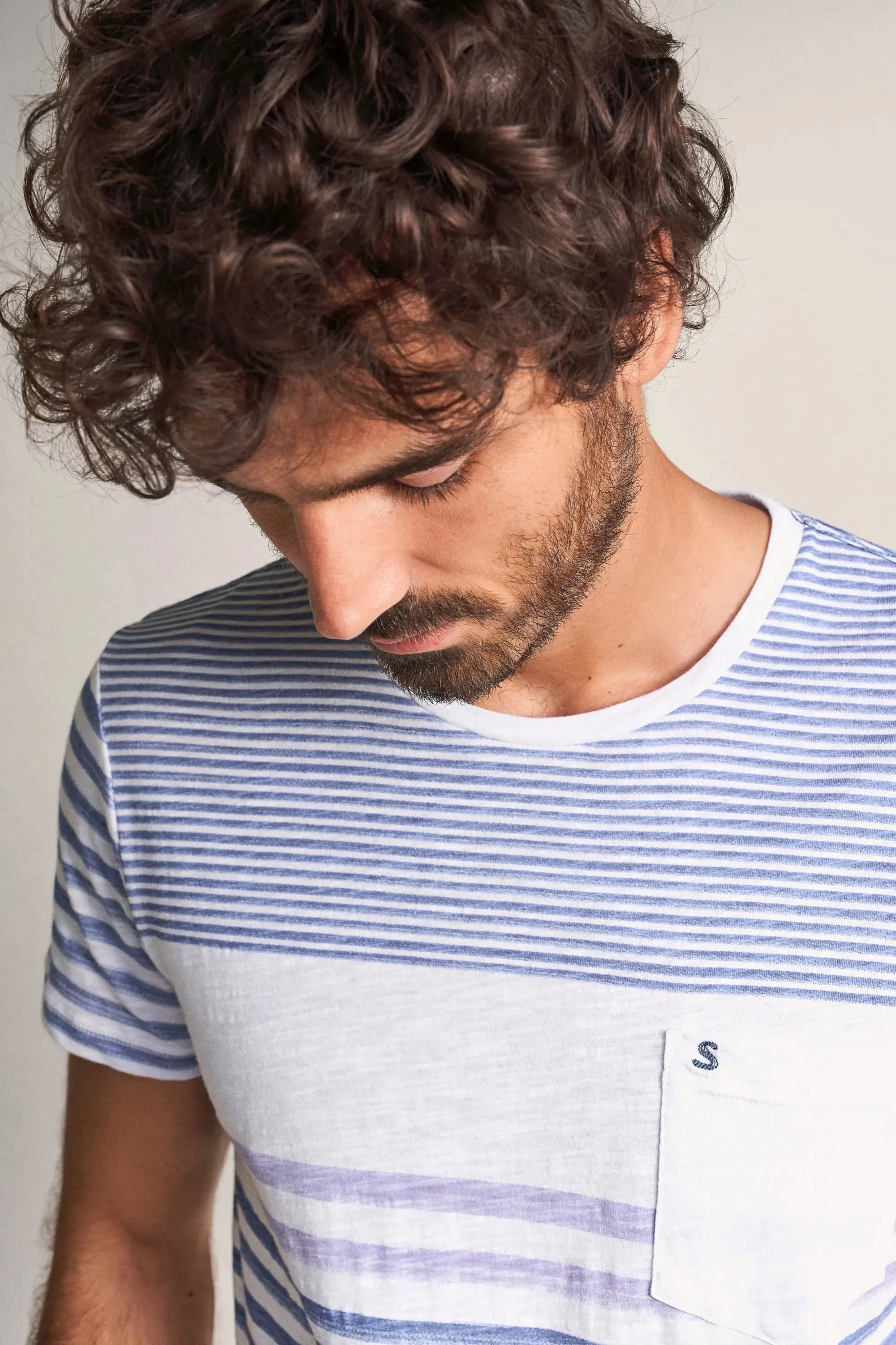 Camiseta a rayas con bolsillo