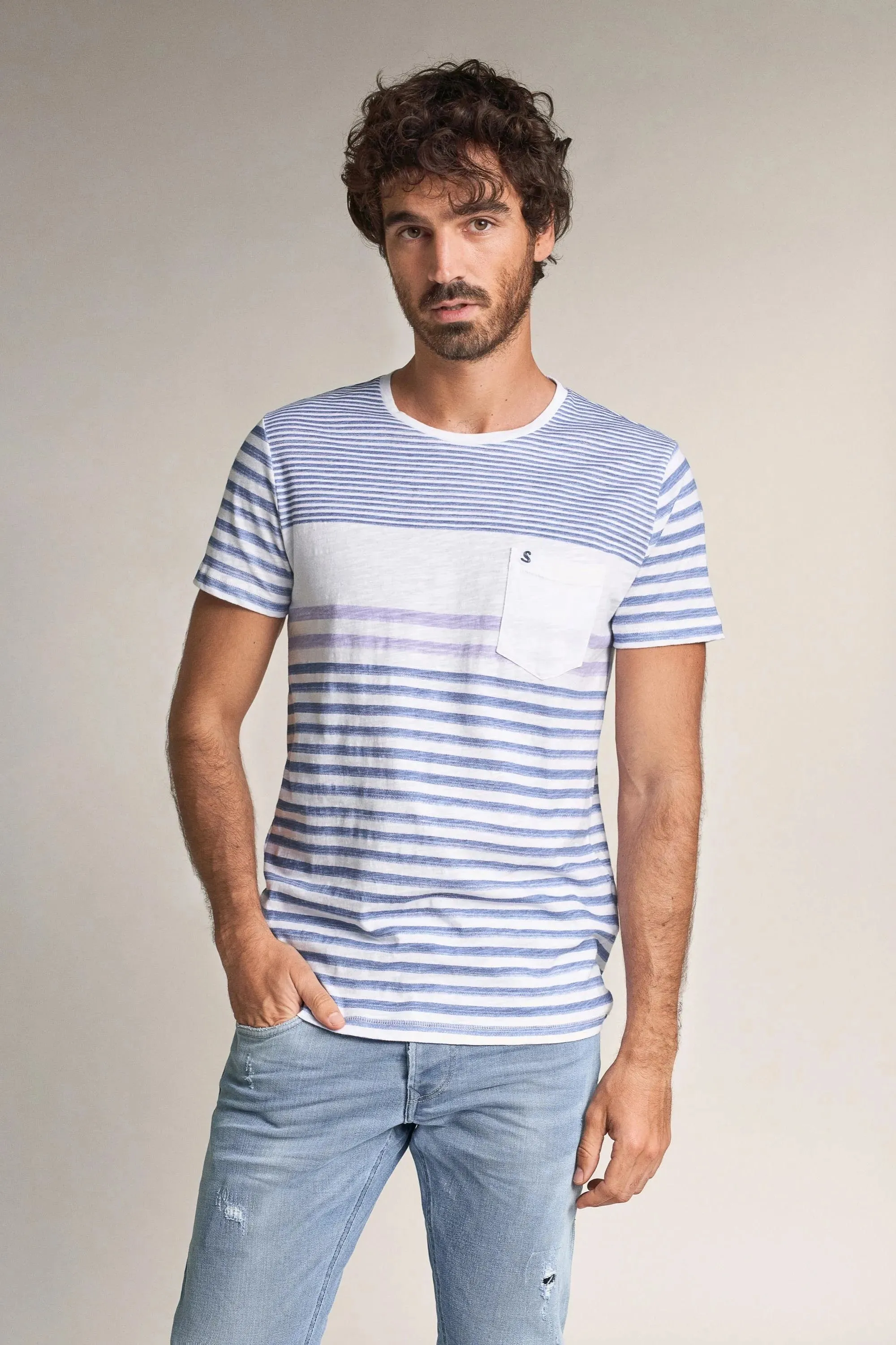 Camiseta a rayas con bolsillo