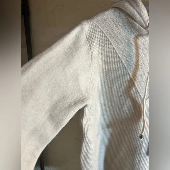 Cashmere NWT 100% Cream Sweater Hoodie: So nice. Amazing quality, textured front
