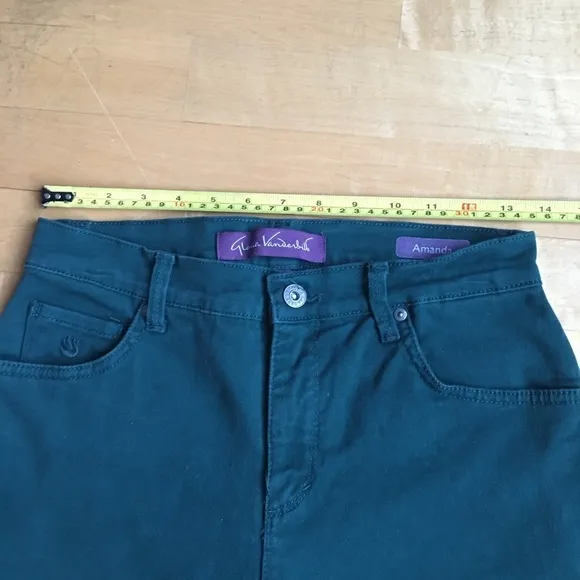 Gloria Vanderbilt Amanda Mid-rise, Straight Leg Zip Fly Jeans, Short, Size 6