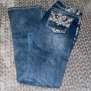 Grace in LA Easy Fit Jeans with Embroidered Pockets and belt loops.  Size 28