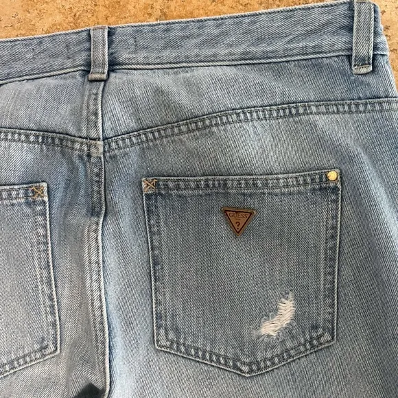 GUESS DISTRESSED BOY FIT JEANS
