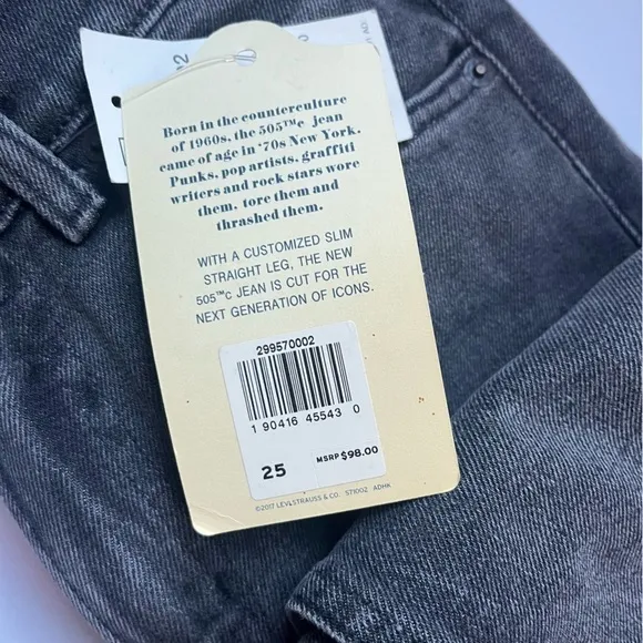 Levi’s • NWT Beat Remix Black 505 C Cropped Jeans