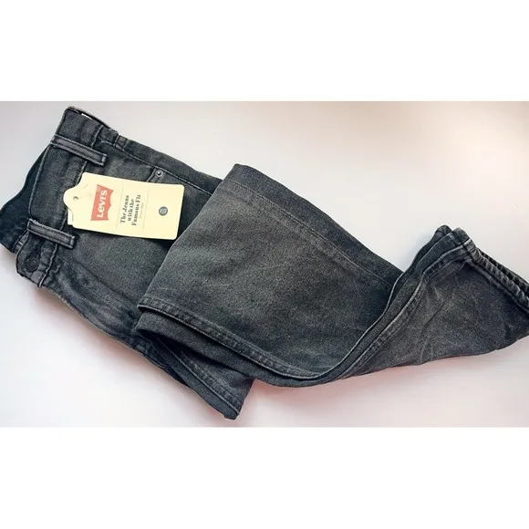 Levi’s • NWT Beat Remix Black 505 C Cropped Jeans