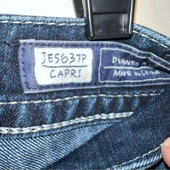 Miss Me for Buckle Embellished Dark Blue Slim Low Rise Capri Jeans Size 25