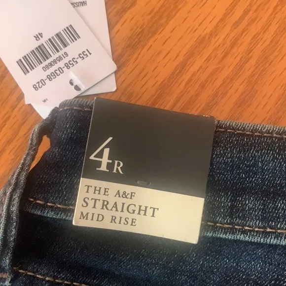 Nwt Abercrombie &amp;Fitch straight mid rise jeans