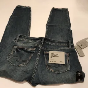 NWT SILVER SUKI CURVY FIT MID RISE SKINNY LEG 30 x 29 jeans