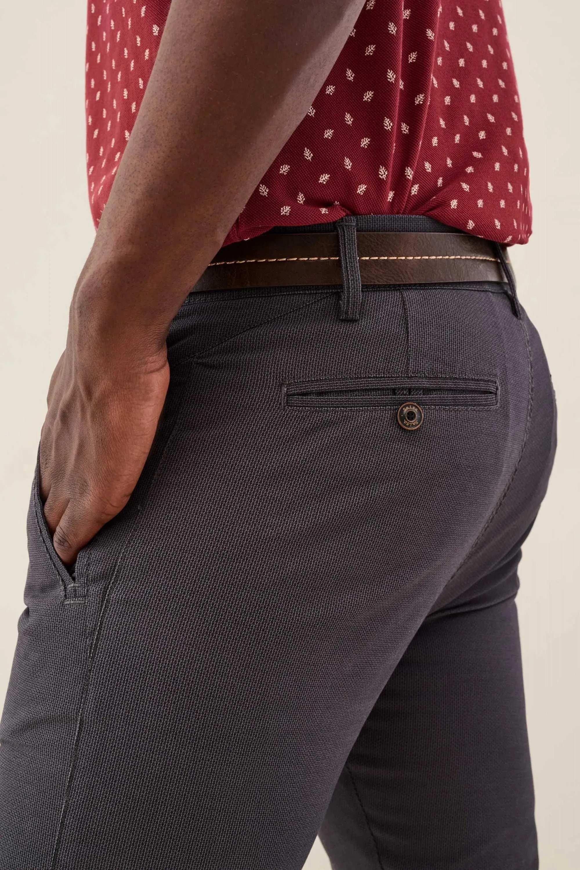 PANTALÓN CHINO SLENDER SLIM CARROT CON CINTURÓN DE REGALO
