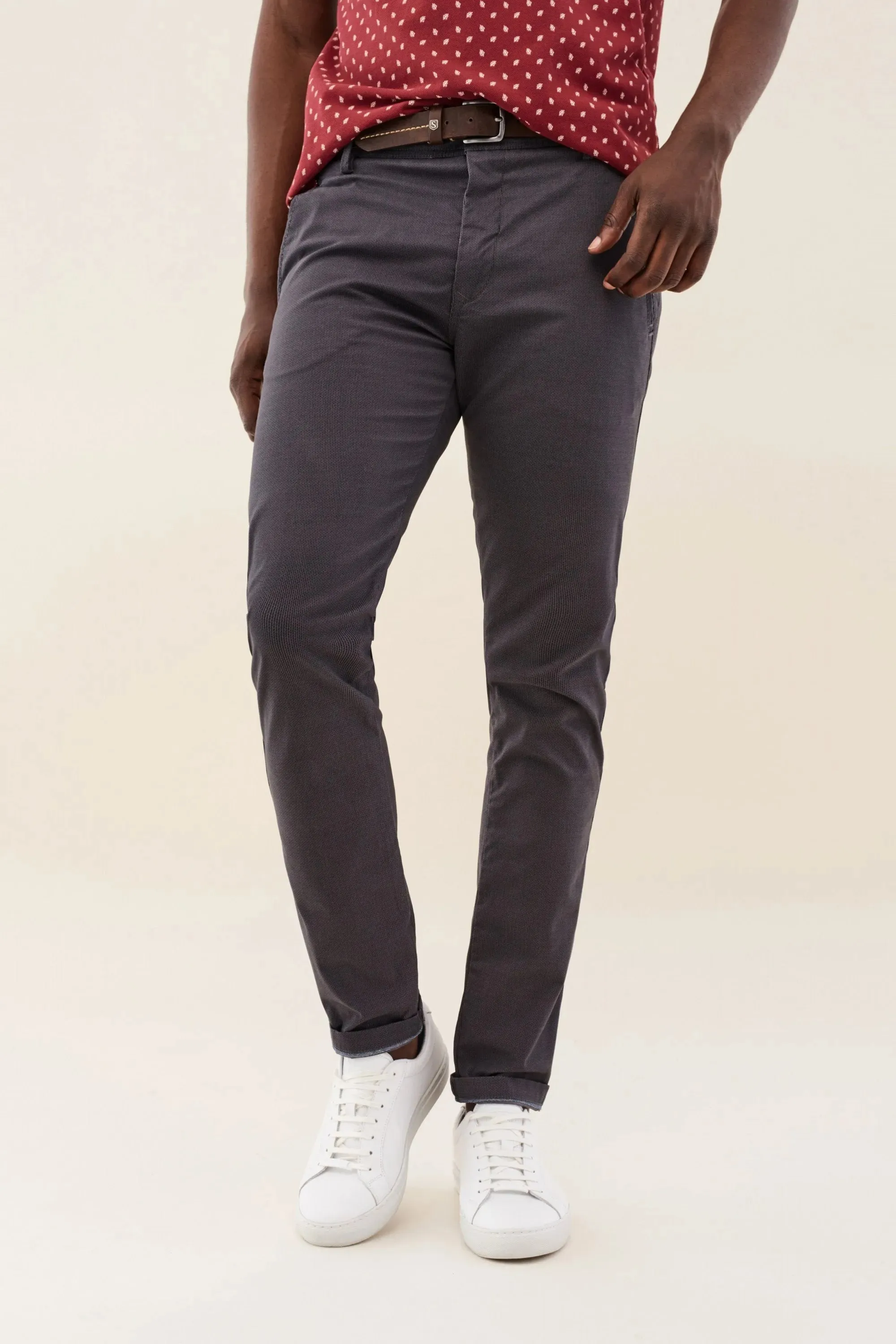 PANTALÓN CHINO SLENDER SLIM CARROT CON CINTURÓN DE REGALO