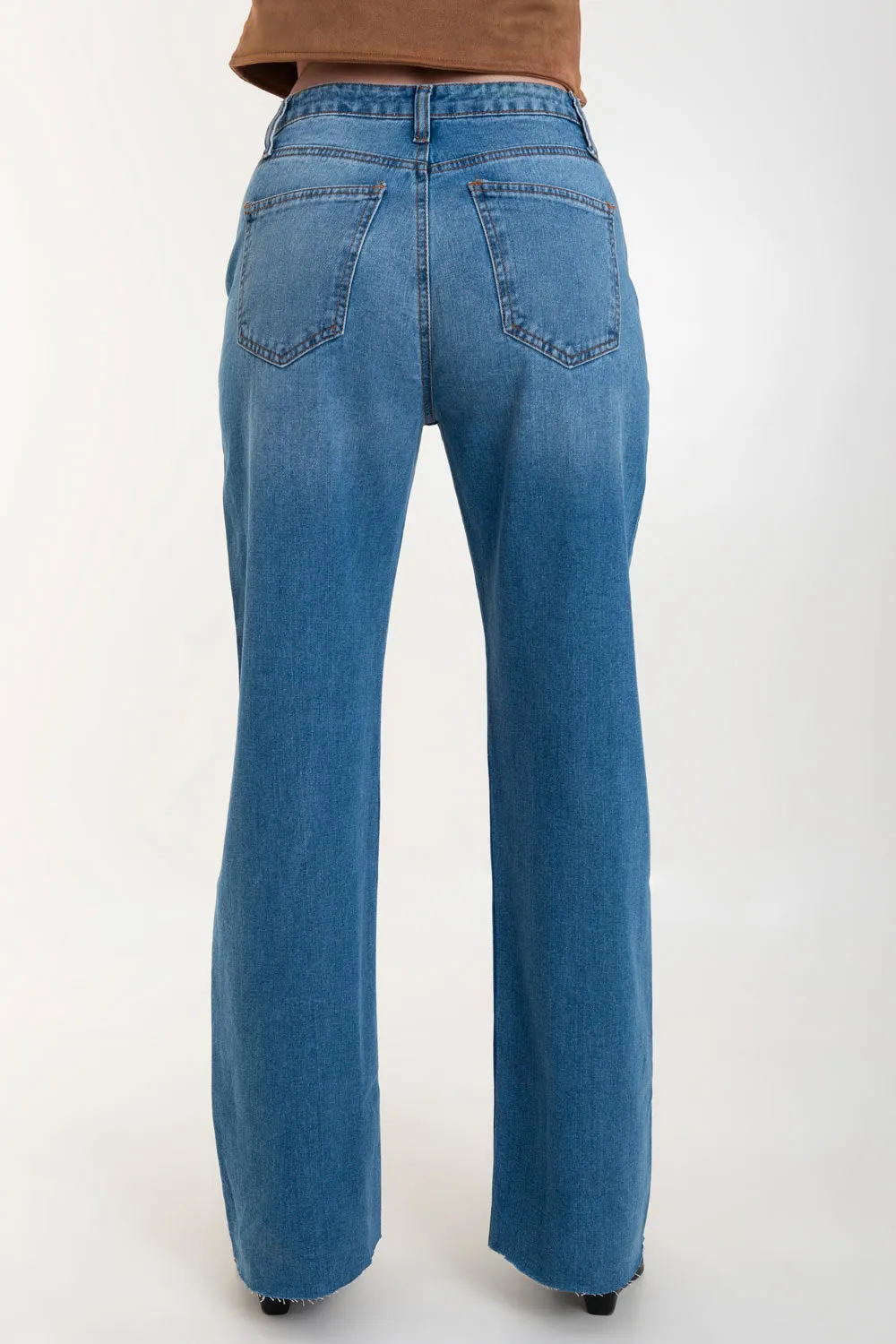 Pantalón denim fit flare con rotos