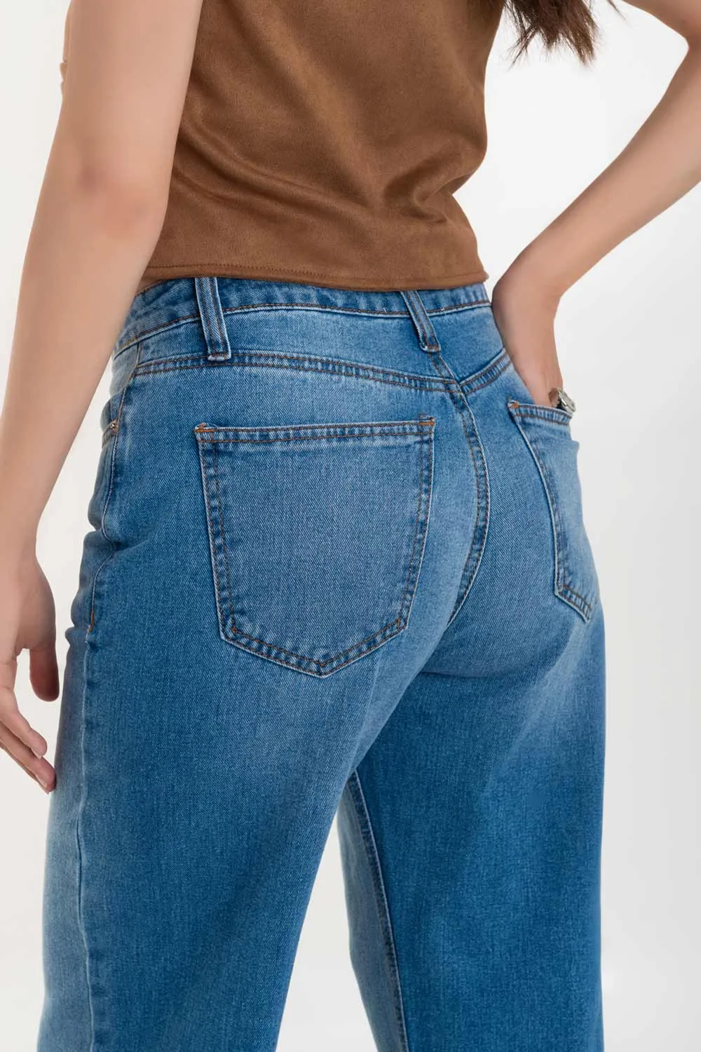 Pantalón denim fit flare con rotos