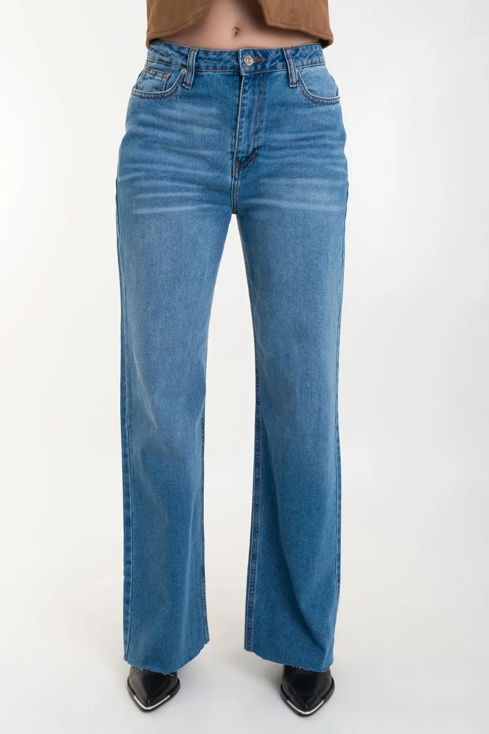Pantalón denim fit flare con rotos