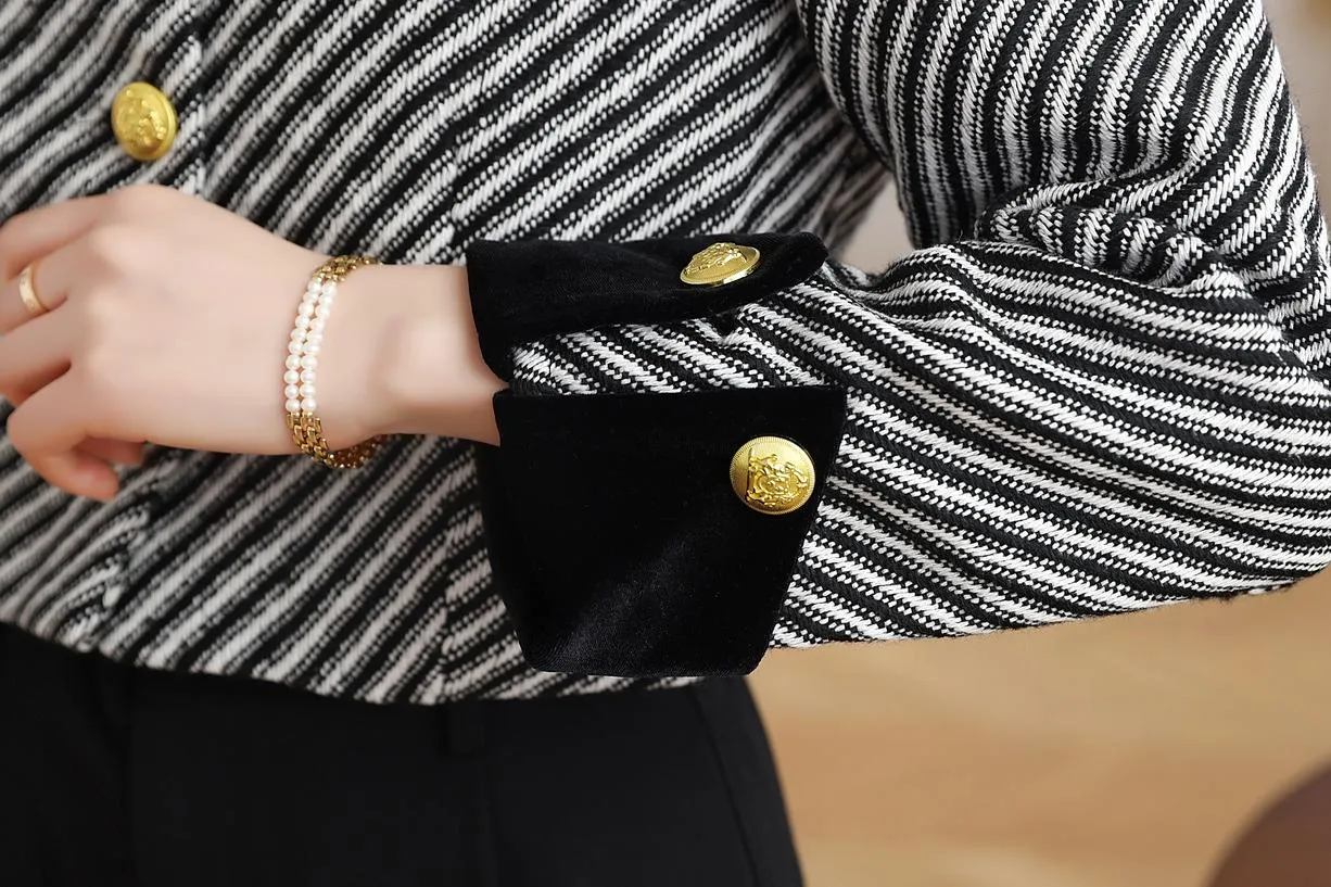Timeless Striped Women's Blazer for a Chic Look