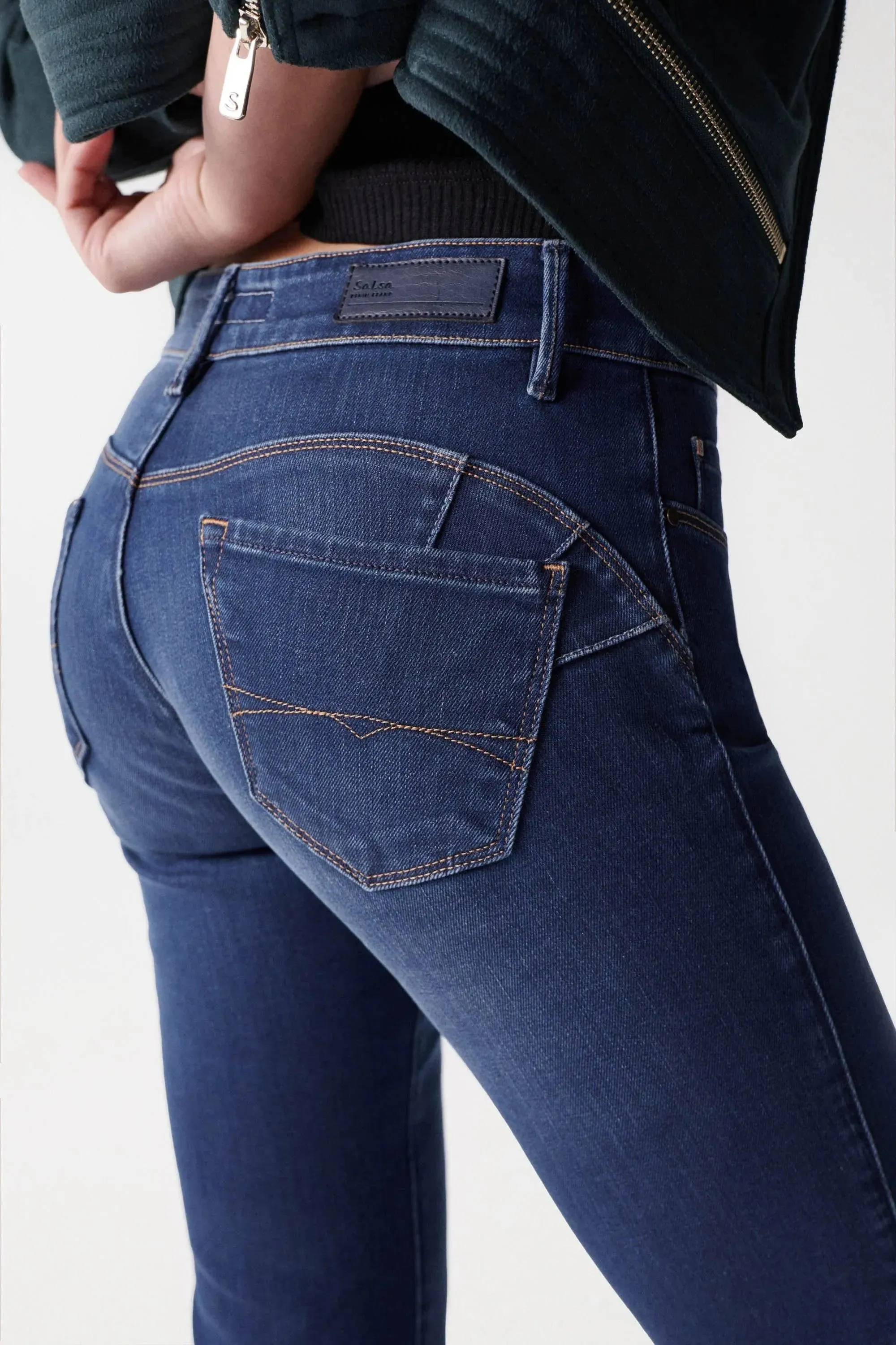 Vaqueros Push Up Wonder Slim Con Lavado Oscuro